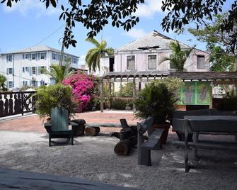 Quiet Downtown Artist Loft - Nassau - Patio