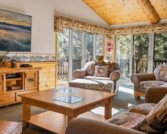 Private Hot Tub! 5 Star Log Home With Ski Slope & Tree Top Views! - Sugarloaf - Living room