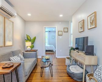 Cozy, dog-friendly, downtown - Frederick - Living room