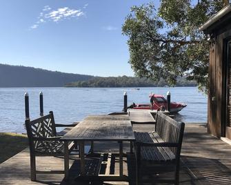 Stunning Location . Oxley Boatshed. Open Fire .Hawkesbury River . Arrive By Boat - Brooklyn - Patio