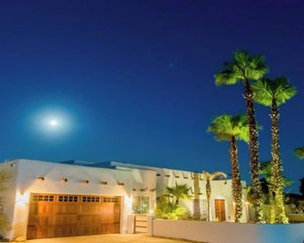 Modern Adobe Palm Springs Retreat with New Backyard and Pool Area! - Palm Springs - Edificio