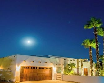Modern Adobe Palm Springs Retreat with New Backyard and Pool Area! - Palm Springs - Edificio