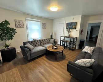 6 Charming Private 1-Bedroom Apartment in the Heart of Wolfville - Wolfville - Living room
