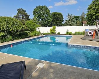 Relaxing Pool & Hot Tub House Near Rit Inn - West Henrietta - Pool