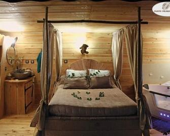 Cabane Celeste with private indoor whirlpool bath - Brassac - Bedroom