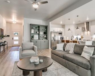 Find Your Bliss on 183rd - Edmond - Wohnzimmer