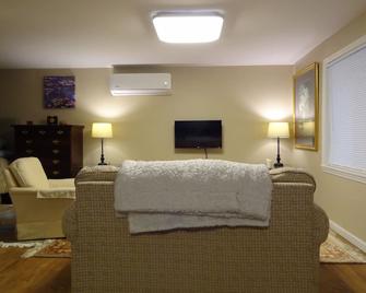 In Town Studio Apartment - Highlands - Living room