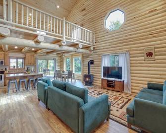 Private Riverside Cabin, Golf Across the Street - Rigby - Living room