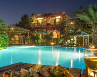 Holiday Beach Resort - Perissa - Svømmebasseng