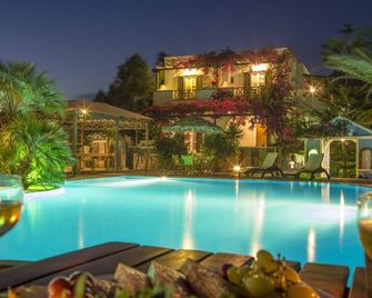 Holiday Beach Resort - פריסה - בריכה