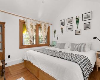 The Whale's Nest. A cute cottage in the heart of Downtown Edmonds. - Edmonds - Bedroom