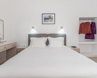 Milos Apartments - Adamantas