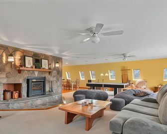 Charming 7-bedroom farmhouse with AC, WiFi in welcoming Honesdale - Honesdale - Living room