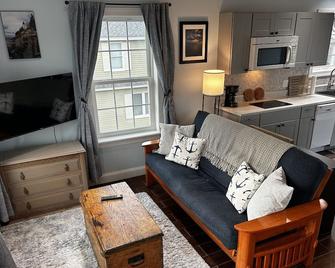 Cozy Studio Apartment within walking distance to Willard Beach - South Portland - Living room