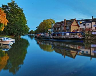 Railway Inn - Abingdon - Outdoor view