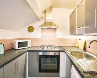Host & Stay - North Parade Apartment - Whitley Bay - Kitchen