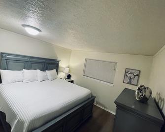 Beautiful 3 bedroom/2 bath + bonus room! - Keizer - Bedroom
