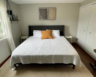 Cozy 4 bedroom home with hot tub - Plymouth - Bedroom