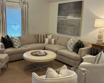 Sip'ly Irresistible! Newly remodeled, 3-BD 3-Bath condo 1.7 miles from Campus! - Oxford - Living room