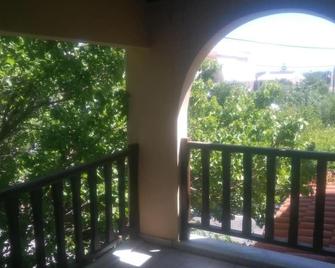 House in Vrontados Chios Sleeps 7-9 - Chios - Balcony