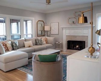 Stylish 5 bedroom/3b close to HPU, Wyndham & FM! - Jamestown - Sala de estar