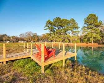 Good Smoke -2 mins to Lake Conroe! Rooftop deck, Heated Pool, Fire Pit - Willis - Piscina