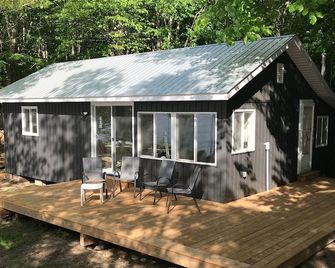 Newly Renovated 4 BedCottage on the Ottawa River with Sandy Beaches & Warm Water - Pembroke - Binnenhof