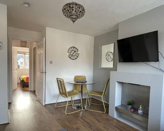 Tividale Mews B69 2 Bed Flat With Garden Parking - Oldbury - Dining room