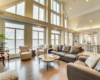 Spacious Lakefront Kentucky Home Rental! - Cadiz - Huiskamer
