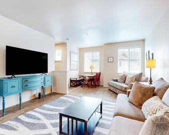 Siuslaw Sanctuary - Florence - Living room