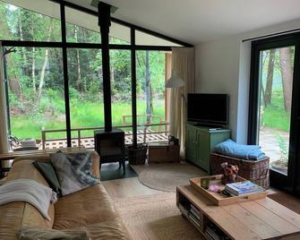 Heerlijk familiehuis in het bos - Giethmen - Sala de estar