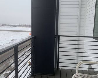 \'Modern Convenience: Stunning 2-Br Townhome” - דנבר - מרפסת