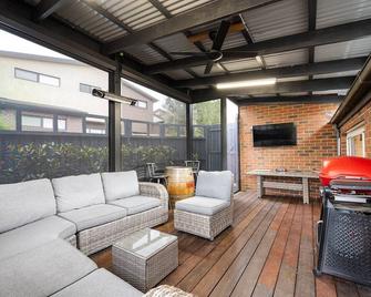 Private Retreat with Spacious Alfresco and Parking - Lilydale - Living room