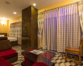 Midpoint Inn Resort - Kumarwarti - Sala de estar