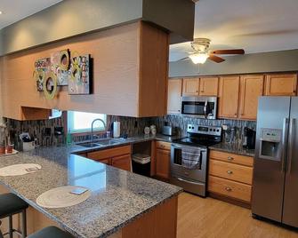 Charming 3-bedroom house with WiFi and AC. Centrally-located in Clinton - Clinton - Кухня