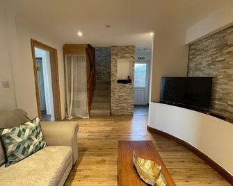 4-Bed Barnwell Retreat- Sleeps 9 Garden & Parking - Stevenage - Living room