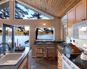 Cozy Waterfront Cabin! (Gbh) - Friday Harbor - Kitchen
