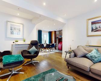 21 Cross Street - Lynton - Huiskamer