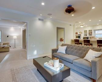 Bakersfield Oasis Sweet Tropical Pool Setup! - Bakersfield - Living room