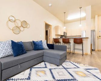 2 Bed, 2 Bath Apartment at Cannery Square - Sun Prairie - Obývací pokoj