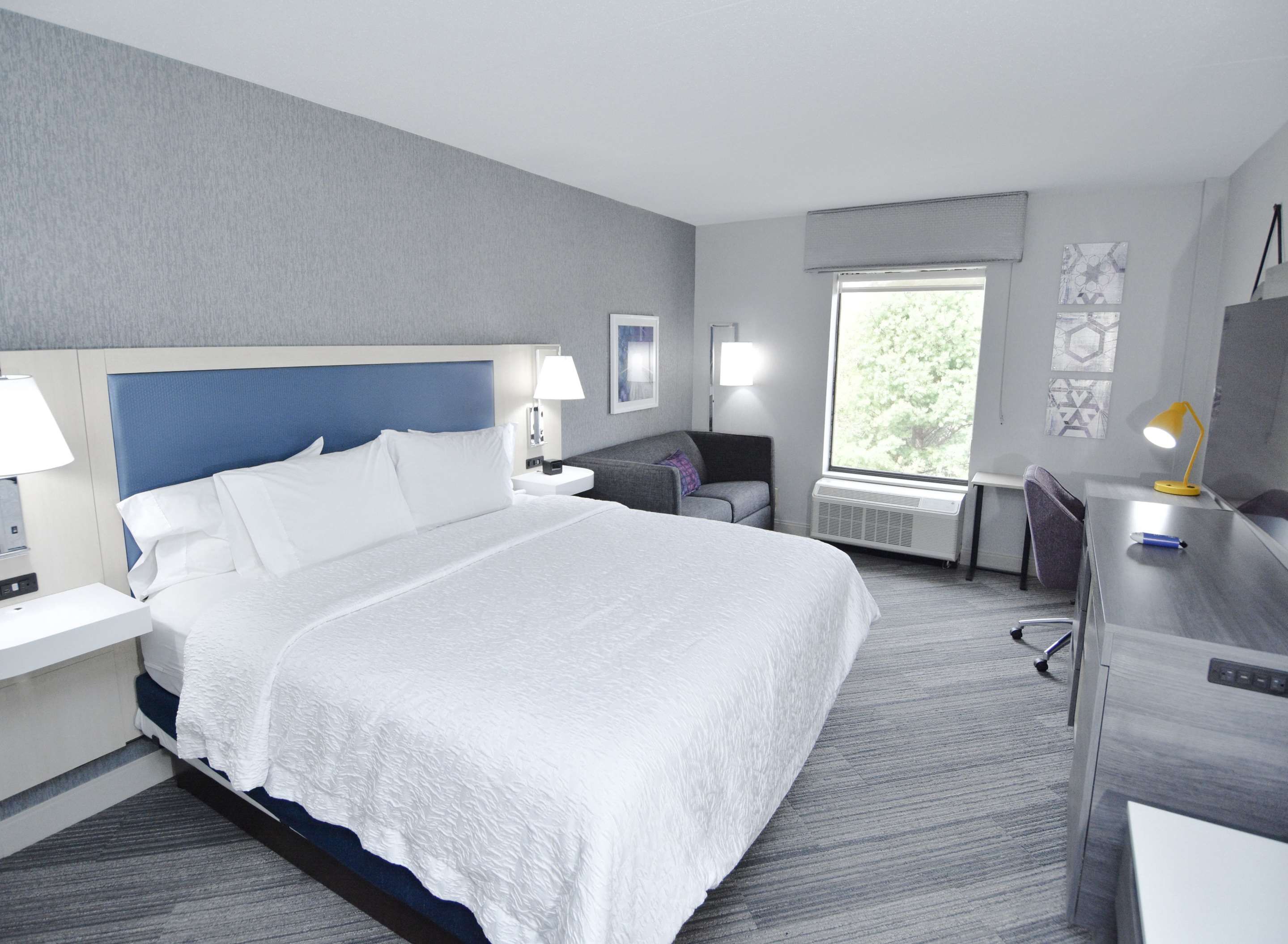 Bedroom view of Hampton Inn Auburn