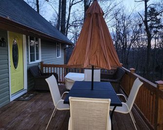 Make 'The Pistachio Nut' Your Spring Getaway!!! - McGaheysville - Balcon