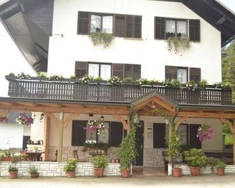 Guest House Kmecki Hram - Idrija - Edificio