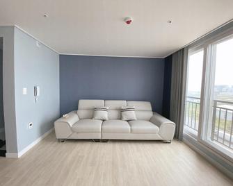 Gunsan Little Prince Condo - Gunsan - Living room