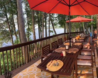 Algonquin Hondoo Island Cottage Rental - South River - Balcony