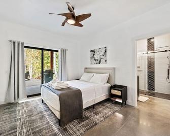 Wheelchair Accessible Retreat with Private Shoreline, Bay Views, and Modern Amenities in Egg Harbor - Egg Harbor - Slaapkamer