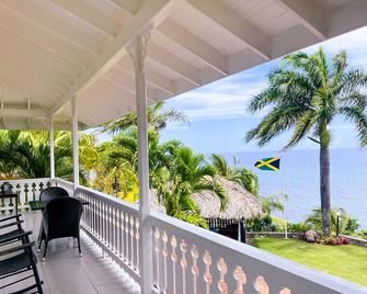 Waterfront Villa @ Ian Fleming, James Bond Getaway - Boscobel - Balkon