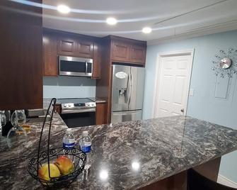 West Texas Luxurious Retreat - Midland - Kitchen