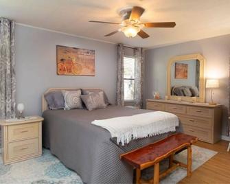Withlacoochee River House on the main channel w/ kayaks, bikes, canoes - Bushnell - Habitación