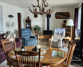 Carter's Getaway Drummond Island Vacation Rental - Drummond - Comedor